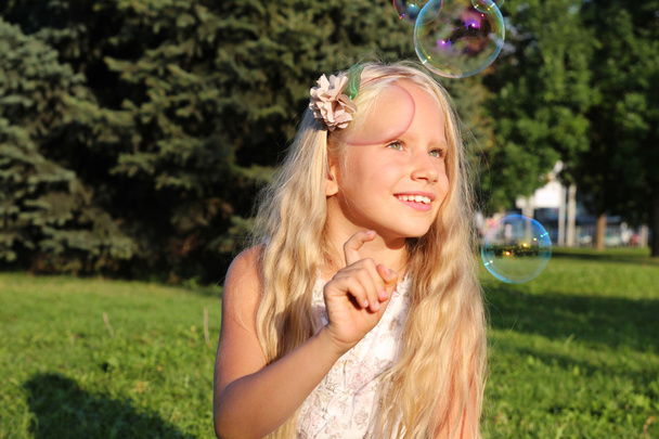 Chica en el parque con burbujas
 - Foto, imagen