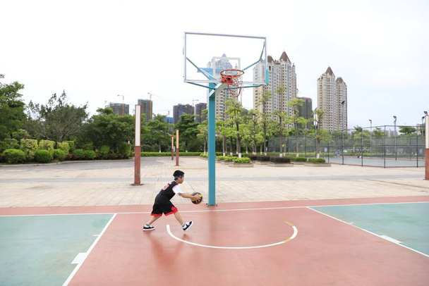 young man playing basketball on the court - Foto, Imagen