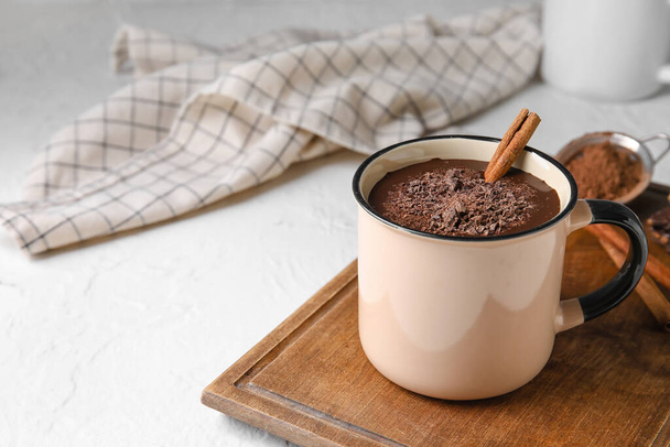 Tazza di gustosa cioccolata calda su sfondo bianco - Foto, immagini