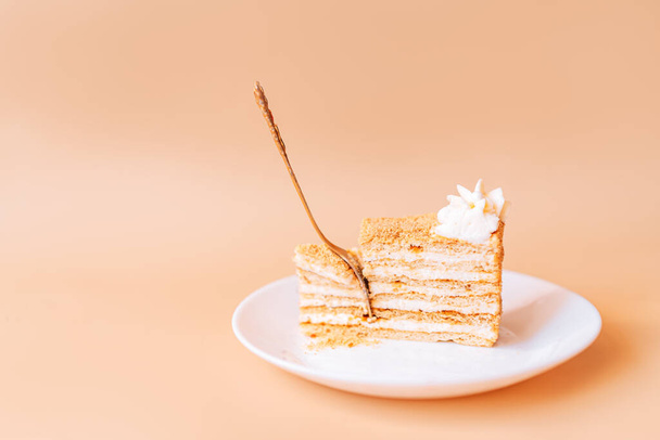 ホワイトプレート上のパフケーキの黄金のフォーク. - 写真・画像