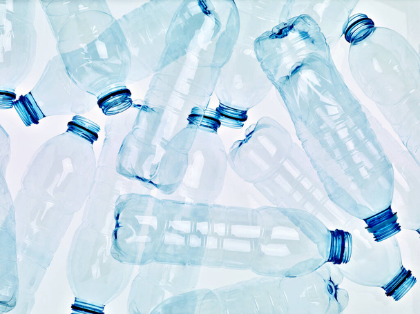 botella de plástico vacío contenedor de reciclaje transparente agua ambiente bebida basura bebida - Foto, imagen