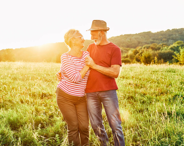 vrouw man outdoor senior paar gelukkig lifestyle pensioen samen glimlachen liefde oud natuur volwassen - Foto, afbeelding