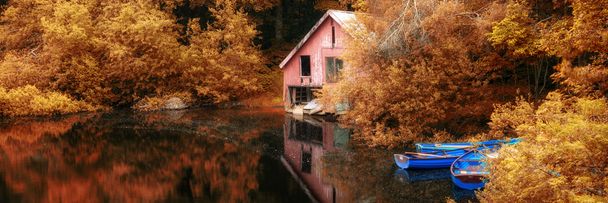 Panorama paisaje impresionante vibrante otoño escena barco lago y b
 - Foto, imagen