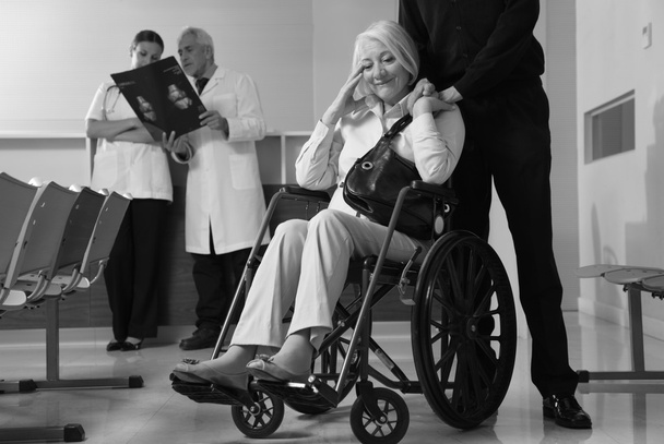 Mujer mayor en silla de ruedas
 - Foto, imagen
