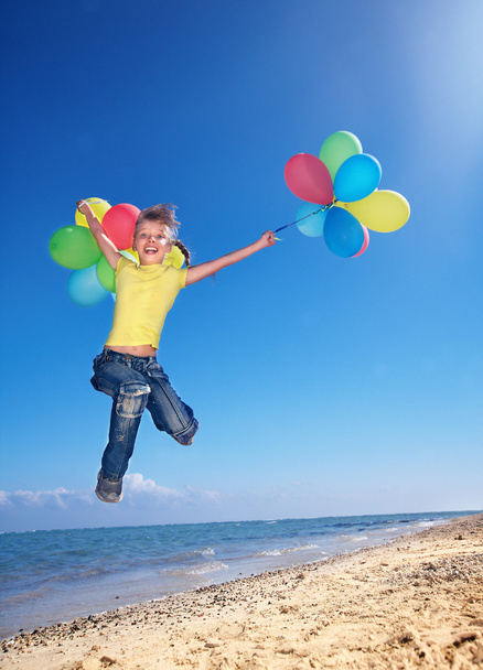 Kind spielt mit Luftballons am Strand - Foto, Bild