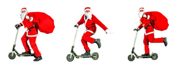 Allegro Babbo Natale in un cappello di Natale e vestiti di costume rosso cavalca uno scooter con una borsa di regali. Tre isolati su uno sfondo bianco. Felice anno nuovo 2022. Festeggiamo buon Natale. Concetto. - Foto, immagini