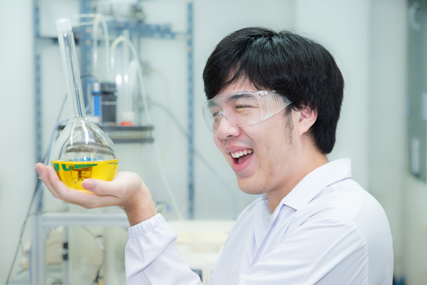 Pesquisador asiático realizando experimentos em um laboratório - olhar
 - Foto, Imagem