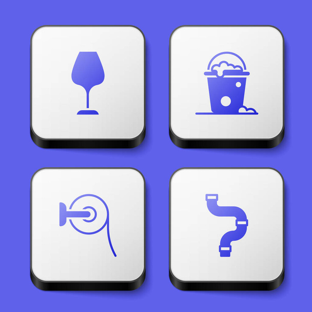 Set Weinglas, Eimer mit Schaumstoff und Blasen, Toilettenpapierrolle und Industrie-Metallrohr-Symbol. Weiße quadratische Taste. Vektor - Vektor, Bild