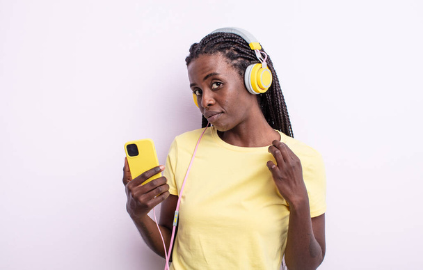 pretty black woman looking arrogant, successful, positive and proud. listening music concept - Foto, Imagem