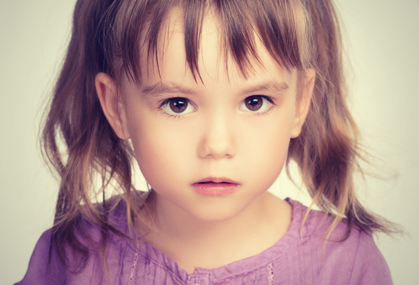 όμορφο κοριτσάκι με τα λυπημένα μάτια - Φωτογραφία, εικόνα