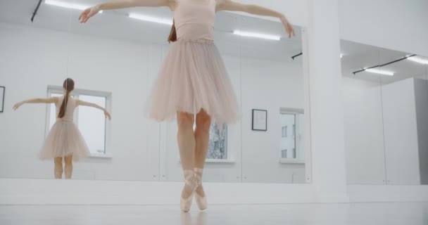 Ballerina tanssii teräväkärkisten kenkiensä päissä, nainen tanssii varpaillaan, harjoittelee balettitunneilla, tanssii harjoituksissa, 4k DCI 60p Prores HQ - Materiaali, video