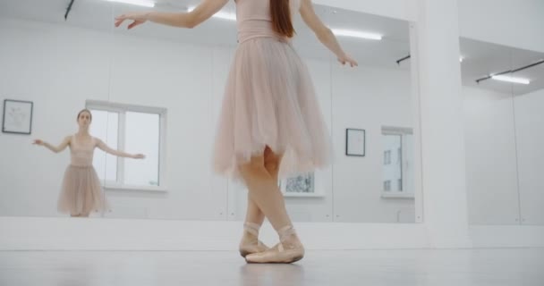 Ballerina tanssii teräväkärkisten kenkiensä päissä, nainen tanssii varpaillaan, harjoittelee balettitunneilla, tanssii harjoituksissa, 4k DCI 60p Prores HQ - Materiaali, video