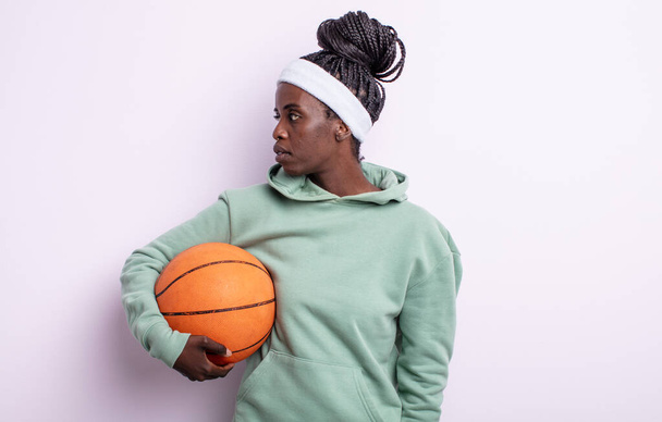 pretty black woman on profile view thinking, imagining or daydreaming. basketball concept - Fotografie, Obrázek