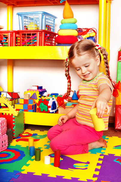 dziecko z puzzle, blok i budowlane w sali zabaw. - Zdjęcie, obraz