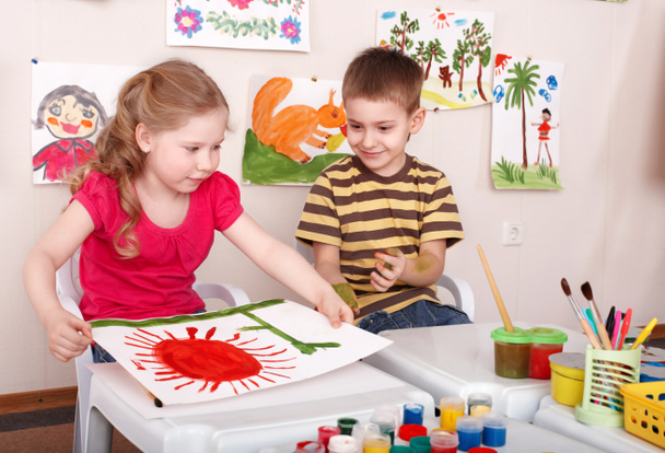 Kinder malen im Spielzimmer. - Foto, Bild
