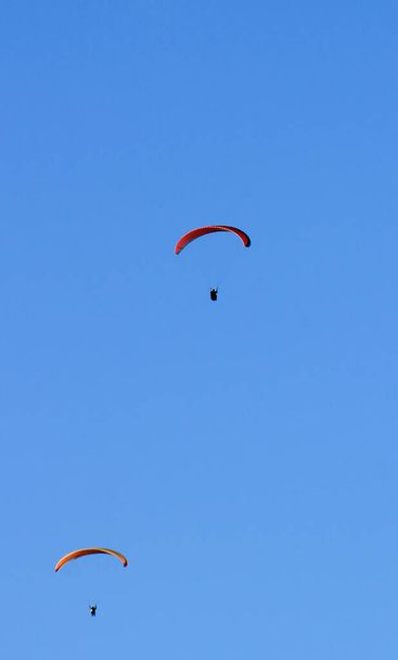 Paralotniarze w Santa Pola w słoneczny dzień jesieni - Zdjęcie, obraz
