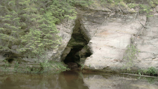 μικρή είσοδο διέρχεται μια σπηλιά από ένα υπόγειο ποτάμι fs700 Οδύσσεια 7q - Πλάνα, βίντεο