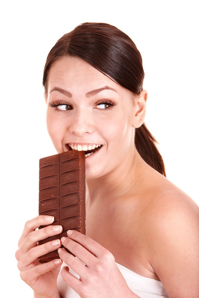 mooi meisje bijten chocoladereep. - Foto, afbeelding