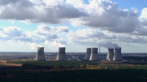 Kerncentrale en koeltorens vanuit de lucht - Video
