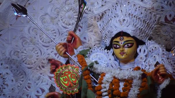 Durga puja nebo Navratri oslava v Kalkatě, West Bengal, Indie. Dhunachi je bengálský hořák na kadidlo používaný pro jedno z pódií během aarti, nebo ritualizované uctívání tance - Záběry, video