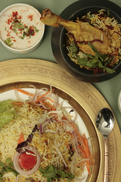 biryani - pirinç, baharat ve et ve sebze kombinasyonu ile yapılan bir Hint pilav tabağı - Fotoğraf, Görsel