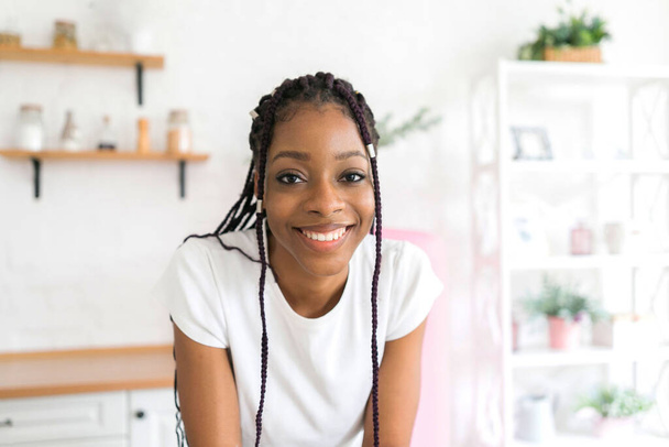Retrato joven mujer negra sonriendo trenzas felices - Foto, imagen