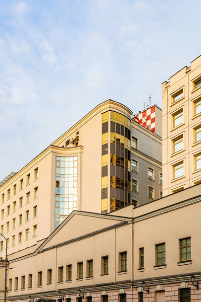 facciate di grattacieli restaurati sulla via Bolshaya Lubyanka nel centro della città di Mosca al tramonto. - Foto, immagini