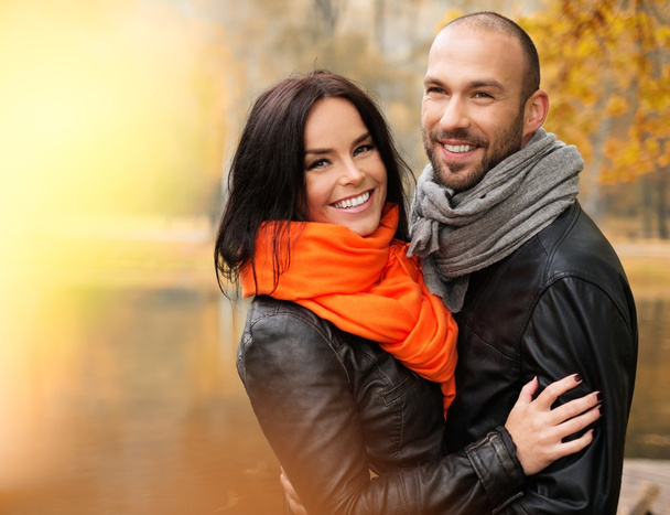 Feliz pareja de mediana edad al aire libre en hermoso día de otoño
 - Foto, imagen