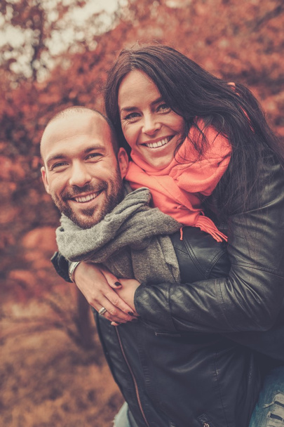 Feliz pareja de mediana edad al aire libre en hermoso día de otoño
 - Foto, Imagen