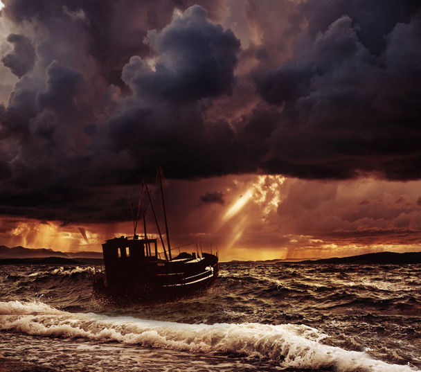 Fischerboot in stürmischer See  - Foto, Bild