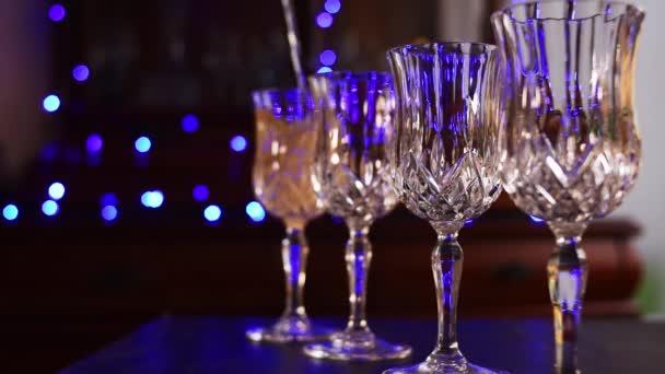 Μπάρμαν σερβίρει πολλά ποτήρια σαμπάνιας σε ένα μπαρ  - Πλάνα, βίντεο