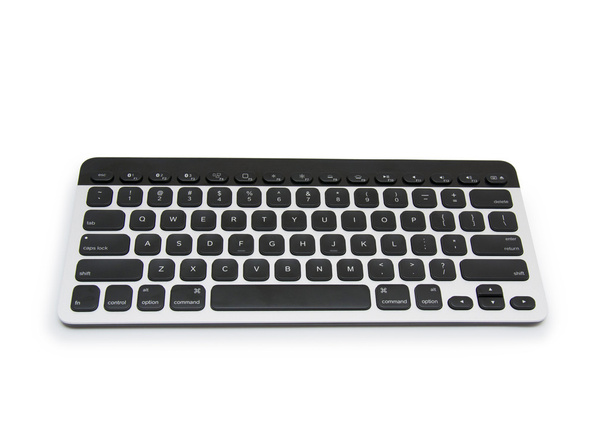 Сучасна алюмінієва комп'ютерна клавіатура ізольована на білому тлі
  - Фото, зображення
