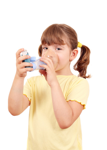 κοριτσάκι, χρησιμοποιώντας μια συσκευή εισπνοών άσθμα  - Φωτογραφία, εικόνα