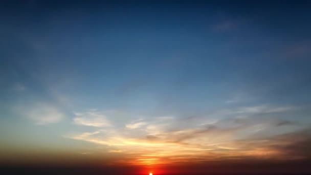 Timelapse film di nuvole al tramonto sopra il mare
 - Filmati, video