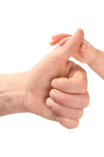 Рука ребенка держит старика за руку
. - Фото, изображение