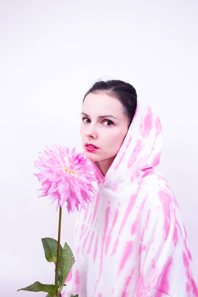 woman holding pink flower - Zdjęcie, obraz