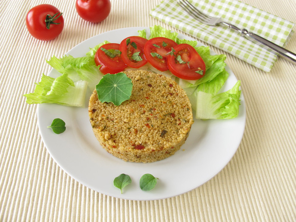 Couscous mit Salat - Foto, Bild