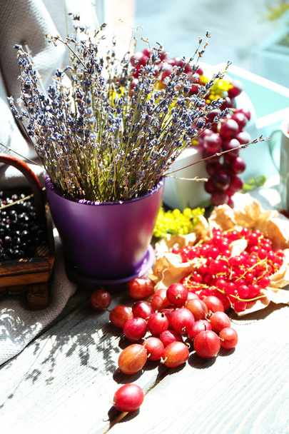 Still life with berries and flowers - Φωτογραφία, εικόνα