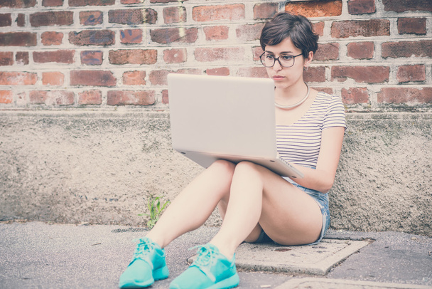 joven hipster mujer usando notebook
 - Foto, imagen