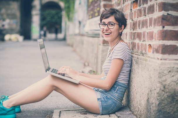 dizüstü bilgisayar kullanan genç hipster kadın - Fotoğraf, Görsel