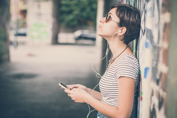 junge Hipsterfrau hört Musik - Foto, Bild