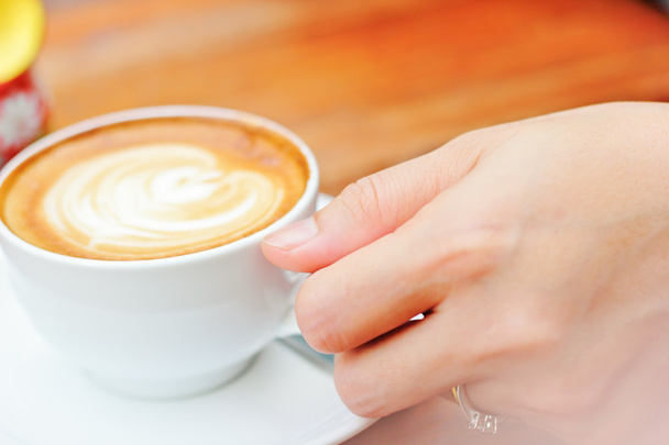 Main de femme avec une tasse de café blanc
 - Photo, image