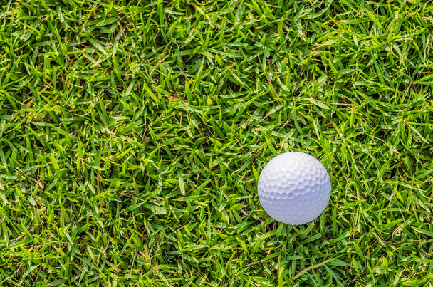Golf ball on green grass - Foto, afbeelding