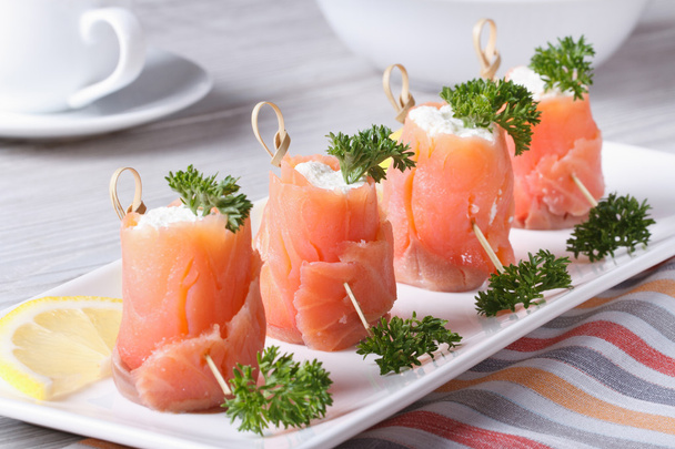 Rollos de salmón con queso crema primer plano horizontal
 - Foto, Imagen