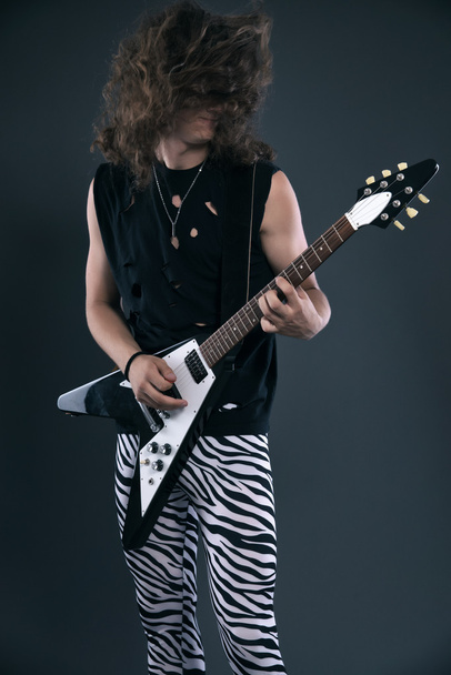 長い髪を持つ男性のハードロック エレク トリック ギターのミュージシャン。スタジオ s - 写真・画像