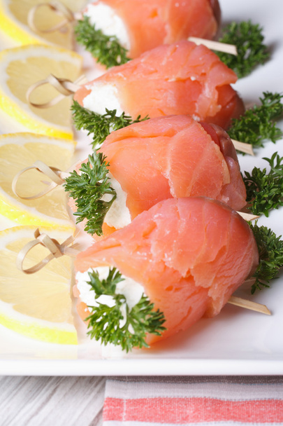 rollos con salmón, queso crema y limón de cerca
 - Foto, imagen