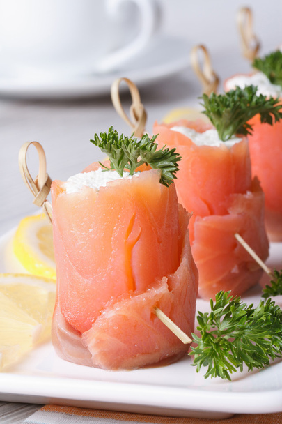 Banquete. Rollos de pescado rojo con queso crema de cerca vertical
 - Foto, Imagen