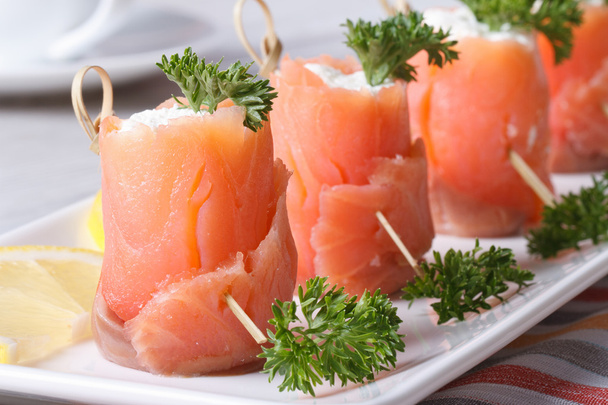 Deliciosos rollos de pescado rojo con requesón horizontal
 - Foto, Imagen