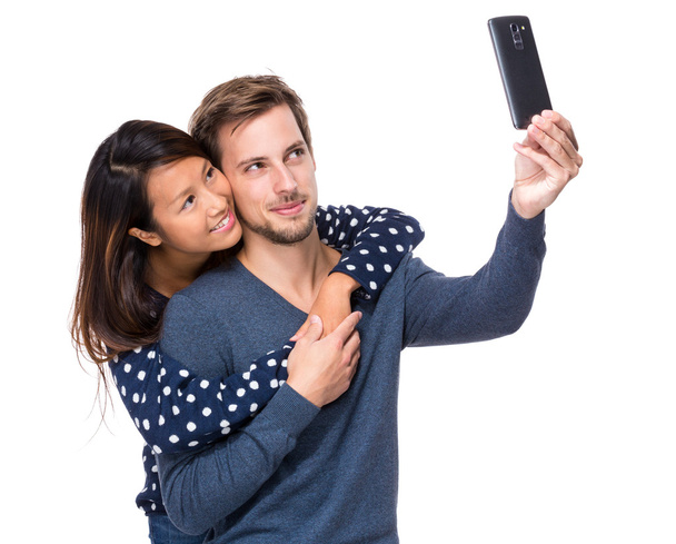 Joven pareja tomar selfie
 - Foto, imagen