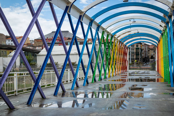 Puente de colores que une Niemeyer Center con el casco antiguo de Aviles, España - Foto, imagen